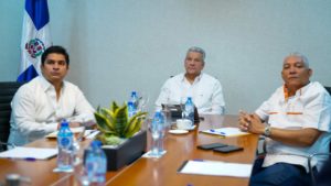 Lisandro Macarrulla, Radhamés González y Jhael Isa, durante la sesión de trabajo realizada en el Palacio Nacional.