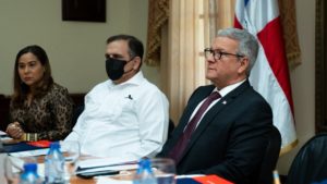 Los ministros de la Presidencia, Lisandro Macarrulla; de Hacienda, José Manuel (Jochi) Vicente; y de la Mujer, Mayra Jiménez, durante el encuentro.