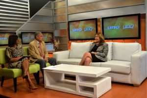 La directora ejecutiva del CASFL del Ministerio de Economía, Vielka Polanco, entrevistada por Adalberto Grullón y Millizen Uribe, en el programa Uno + Uno, que se transmite por Teleantillas, canal 2.
