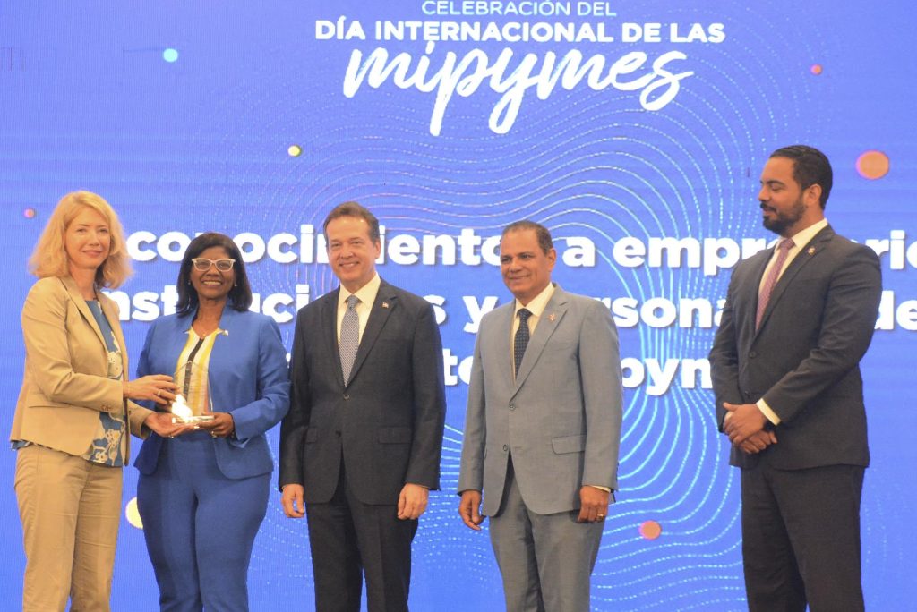 Sandra Lara, directora general de Cooperación Multilateral del Ministerio de Economía, Planificación y Desarrollo, recibe reconocimiento del Ministro de Industria y Comercio, Víctor -Ito- Bisonó, y la embajadora de la Unión Europea en el país, Katja Afheldt, en el acto oficial para la conmemoración del Día Internacional de las Mipymes.