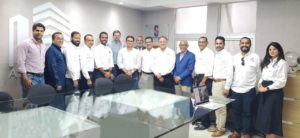 El viceministro Jaime González, junto a miembros de la Asociación de Promotores y Constructores de Viviendas del Cibao (Aprocovici).