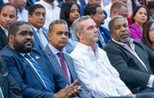 Ministro Joel Santos, junto al presidente Luis Abinader y el viceministro de Agenda Digital, José David Montilla