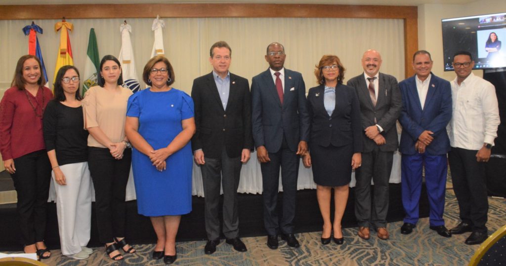 Foto de familia de las autoridades de los ministerios de Industria y Comercio y Economía