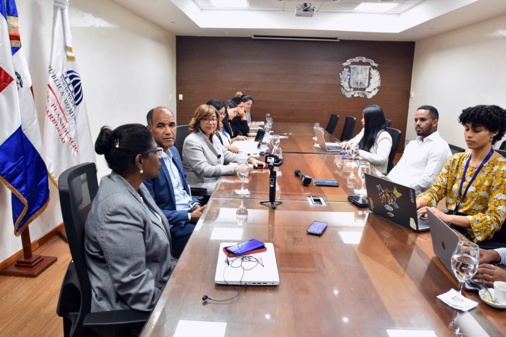 El ministro de la Juventud, Rafael Feliz García, y la viceministra de Cooperación Internacional, Olaya Dotel, junto a sus equipos de trabajo, sostuvieron encuentro para impulsar las políticas públicas de juventud a través de iniciativas basadas en becas y proyectos de gestión.