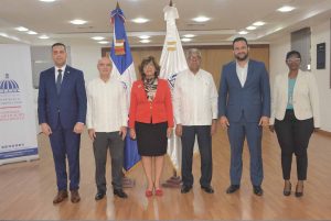 De izquierda a derecha, José Luis Morillo, director de Cooperación Internacional del Ministerio de Relaciones Exteriores; Mauricio Ramírez Villegas, coordinador Residente del Sistema de las Naciones Unidas en República Dominicana; Olaya Dotel, viceministra de Cooperación Internacional del Ministerio de Economía, Planificación y Ordenadora Nacional de los Fondos Europeos para el Desarrollo; Rubén Silié, viceministro de Política Exterior Multilateral del Ministerio de Relaciones Exteriores; Luis Madera Sued, viceministro de Planificación e Inversión Pública del Ministerio de Economía y Sandra Lara, directora general de Cooperación Multilateral.