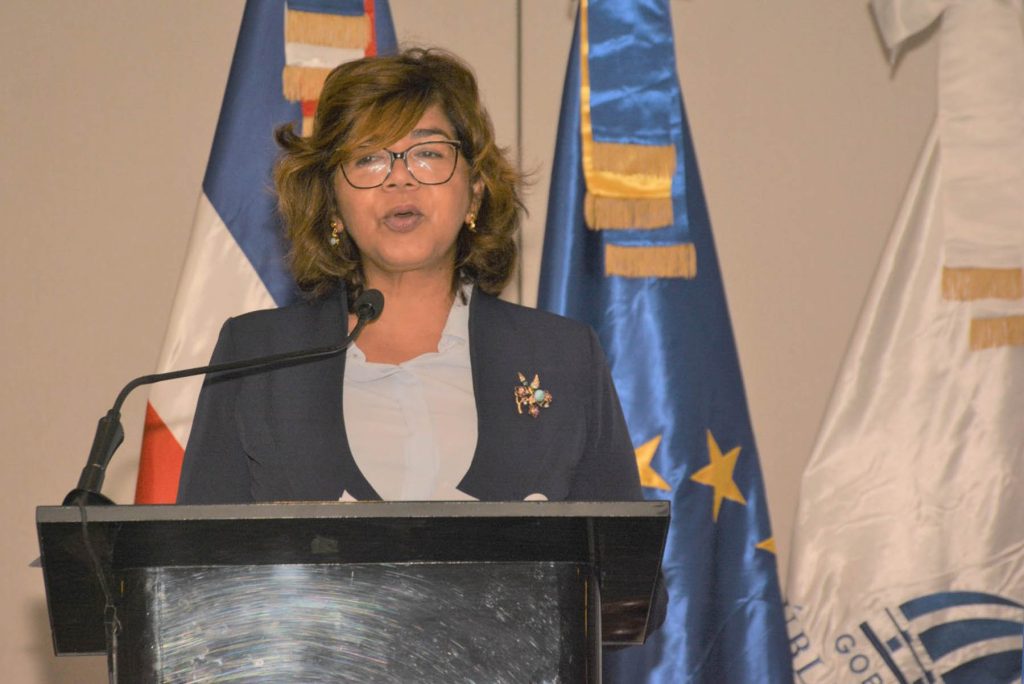 Olaya Dotel, viceministra de Cooperación Internacional del Ministerio de Economía, Planificación y Desarrollo y Ordenadora Nacional de los Fondos Europeos para el Desarrollo participa en la entrega de certificados del “Tercer diplomado para formar evaluadores en el uso de la herramienta del Índice de Seguridad en Centros Educativos de la R.D. (ISCERD).