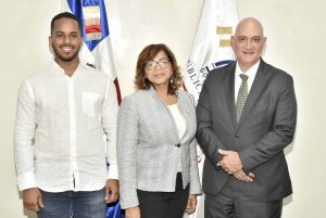 El ministro de Economía, Planificación y Desarrollo, Pável Isa Contreras; la viceministra de Cooperación Internacional, Olaya Dotel, y el ministro de la Juventud, Rafael Feliz García.