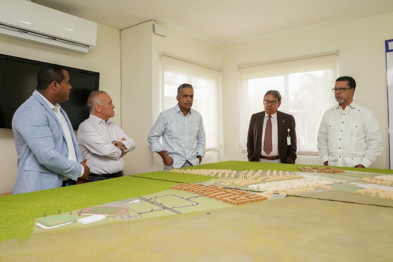 Ministro Joel Santos visita desarrollo habitacional Ciudad Juan Bosch