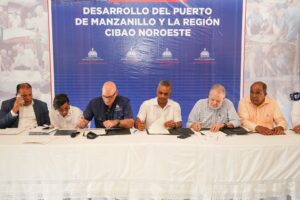 os ministros de la Presidencia, Joel Santos Echavarría; de Economía, Planificación y Desarrollo, Pável Isa Contreras; y de Medio Ambiente y Recursos Naturales, Miguel Ceara Hatton, mientras suscribían el Pacto Manzanillo.