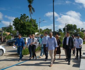  El ministro de la Presidencia, Joel Santos Echavarría, junto a los viceministros Camel Curi, de Proyectos de Inversión; y Betty Soto, de Desarrollo Social, recibe información sobre los avances de la obra.