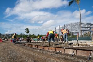 Trabajadores avanzan construcciones en Domingo Savio.