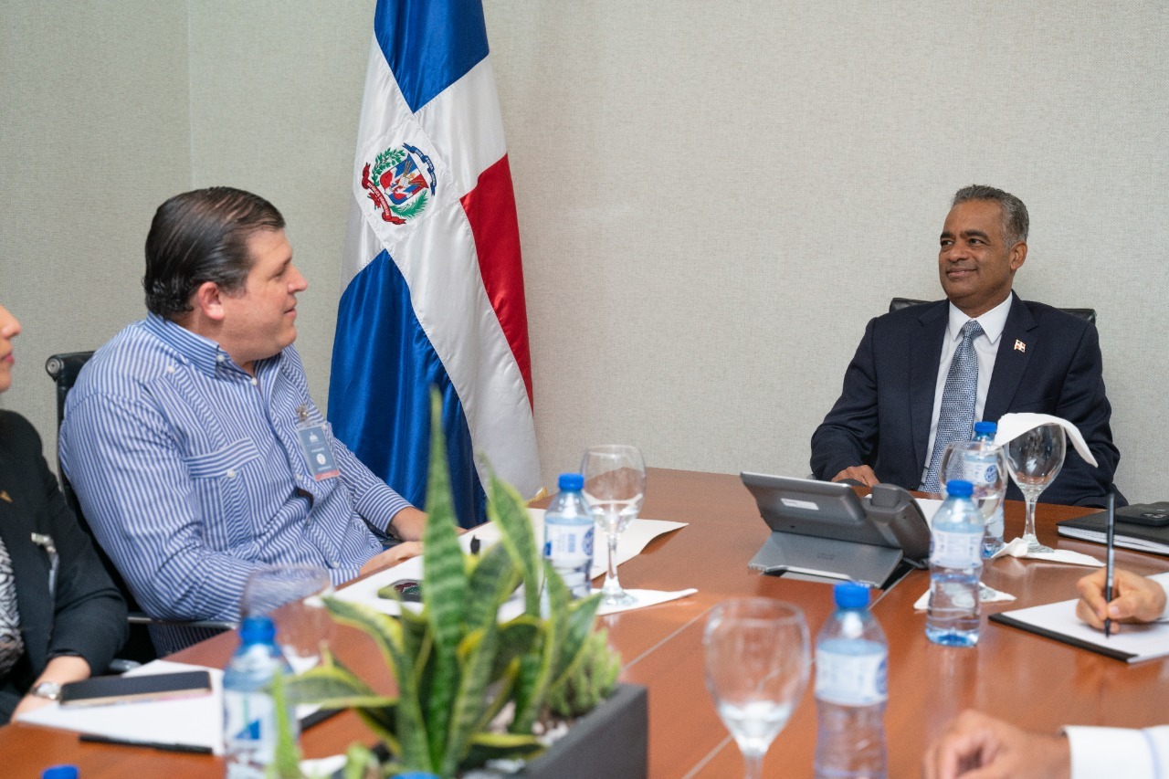 Joel Santos Echavarría, ministro de la Presidencia y Jorge Montalvo, presidente de Acoprovi, durante el encuentro en el Palacio Nacional.