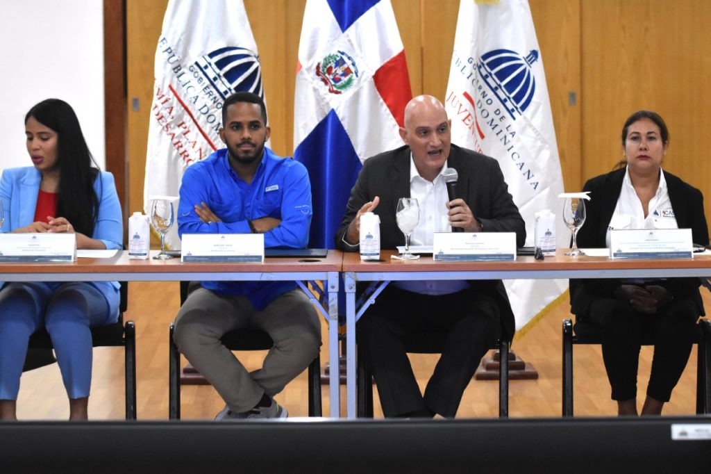 Los ministros de Economía, Planificación y Desarrollo, Pável Isa Contreras, y Rafael Jesús Féliz García, de la Juventud, junto a Vielka Polanco, directora ejecutiva del Centro Nacional de Fomento y Promoción de las Asociaciones sin Fines de Lucro (CASFL), encabezan encuentro con las asociaciones estudiantiles universitarias. 