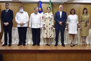 Desde la izquierda, José Luis Morillo, director de Cooperación Internacional del MIREX; el embajador Ruy Pereira, director de la Agencia Brasileña de Cooperación; el embajador de Brasil en República Dominicana, Renan Paes Barreto; la primera dama, Raquel Arbaje; Pável Isa Contreras; ministro de Economía; Olaya Dotel, viceministra de Cooperación Internacional del Ministerio de Economía; y la embajadora de Brasil en República Dominicana, Patricia Villegas de Jorge.