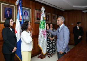 Momento en que el ministro de la Presidencia, Joel Santos Echavarría toma el juramento a la doctora Luisa Ysabel Ovando de Sánchez, como nueva presidenta del Conani. Observan la primera dama, Raquel Arbaje y la directora ejecutiva, Alexandra Santelises.