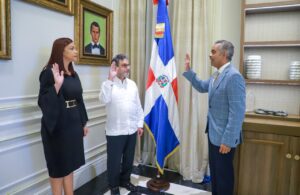 El ministro de la Presidencia, Joel Santos Echavarría, al juramentar a Carlos José de Jesús Yunen Bojos, como el nuevo presidente del Consejo Nacional de Discapacidad (Conadis) y a Claudia María Pimentel Melgen, como directora.