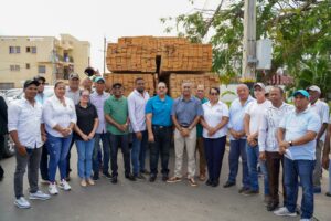 El ministro de la Presidencia, Joel Santos Echavarría, junto a la gobernadora de la provincia , Julia Mery Vásquez; el alcalde, Amado de la Cruz Taveras; el senador Cristóbal Venerado Castillo; y otras autoridades civiles y políticas de la demarcación.