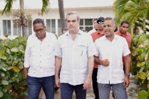 El ministro de la Presidencia, Joel Santos Echavarría, junto al presidente Luis Abinader, hacen recorrido por las Instalaciones.
