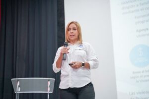 Rosa Rijo, de Familia Feliz, durante la presentación del Plan Nacional de Viviendas a los miembros de la Fuerza Aérea.