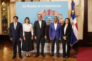 El presidente Luis Abinader, vicepresidenta, Raquel Peña, ministro de la Presidencia, Joel Santos y representantes de la FAO, Rodrigo Castañeda y PMA, Gabriela Alvarado.