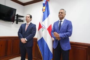 El ministro de la Presidencia, Joel Santos Echavarría, junto al nuevo superintendente del Mercado de Valores de República Dominicana, Ernesto Bournigal Read. 