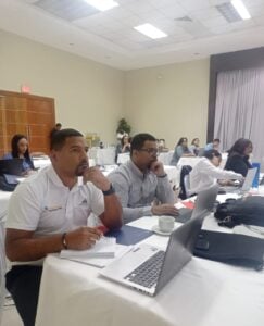 Representantes de organizaciones gubernamentales que participan en el taller.