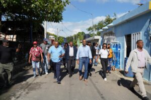 El ministro de la Presidencia, Joel Santos Echavarría, realizó este sábado un recorrido por varios sectores de Santo Domingo Oeste.