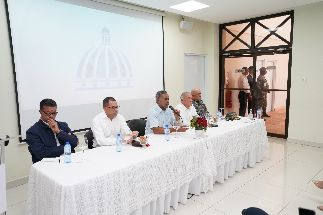 Ministro de la Presidencia presentó avances alcanzados a residentes de Ciudad Juan Bosch