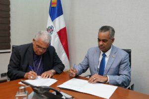 Joel Santos Echavarría, monseñor Francisco Ozoria Acosta y Camel Curi durante entrega de lote en Ciudad Juan Bosch.