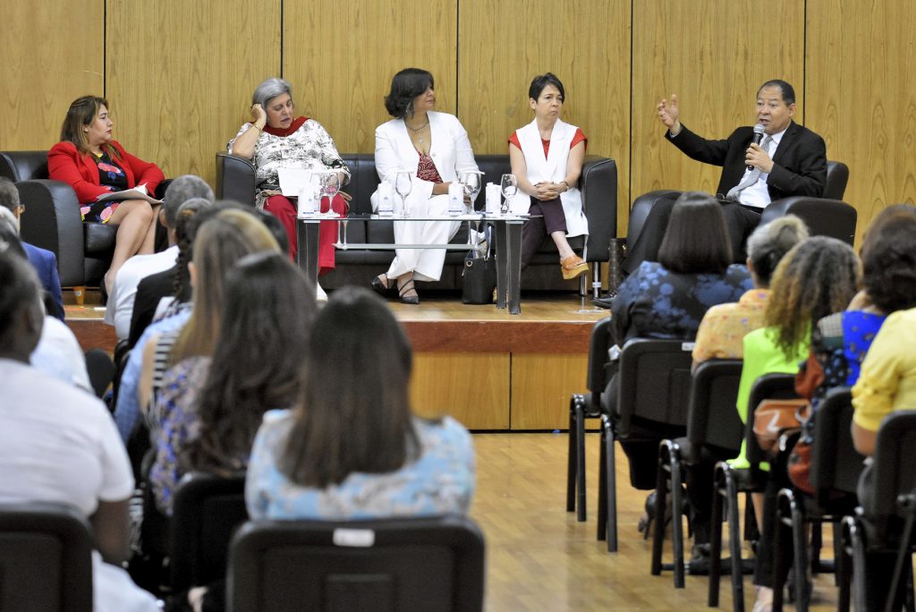 Vielka Polanco, directora del Centro Nacional de Fomento y Promoción de las Asociaciones Sin Fines de Lucro; Magaly Caram, directora de PROFAMILIA; Sonia Perozo, presidenta de la Fundación Rescatando Mariposas; Solangue Alvarado, directora del Centro de Atención a Sobrevivientes de Violencia del Ministerio Público y Luis Vergés, director del Centro Conductual para hombres del Distrito Nacional del Ministerio Público.