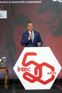El ministro de la Presidencia, Joel Santos Echavarría al exponer sobre el tema “Una apuesta al presente: el rol de la política pública en la vinculación Triple Hélice: Gobierno, Academia y Empresa