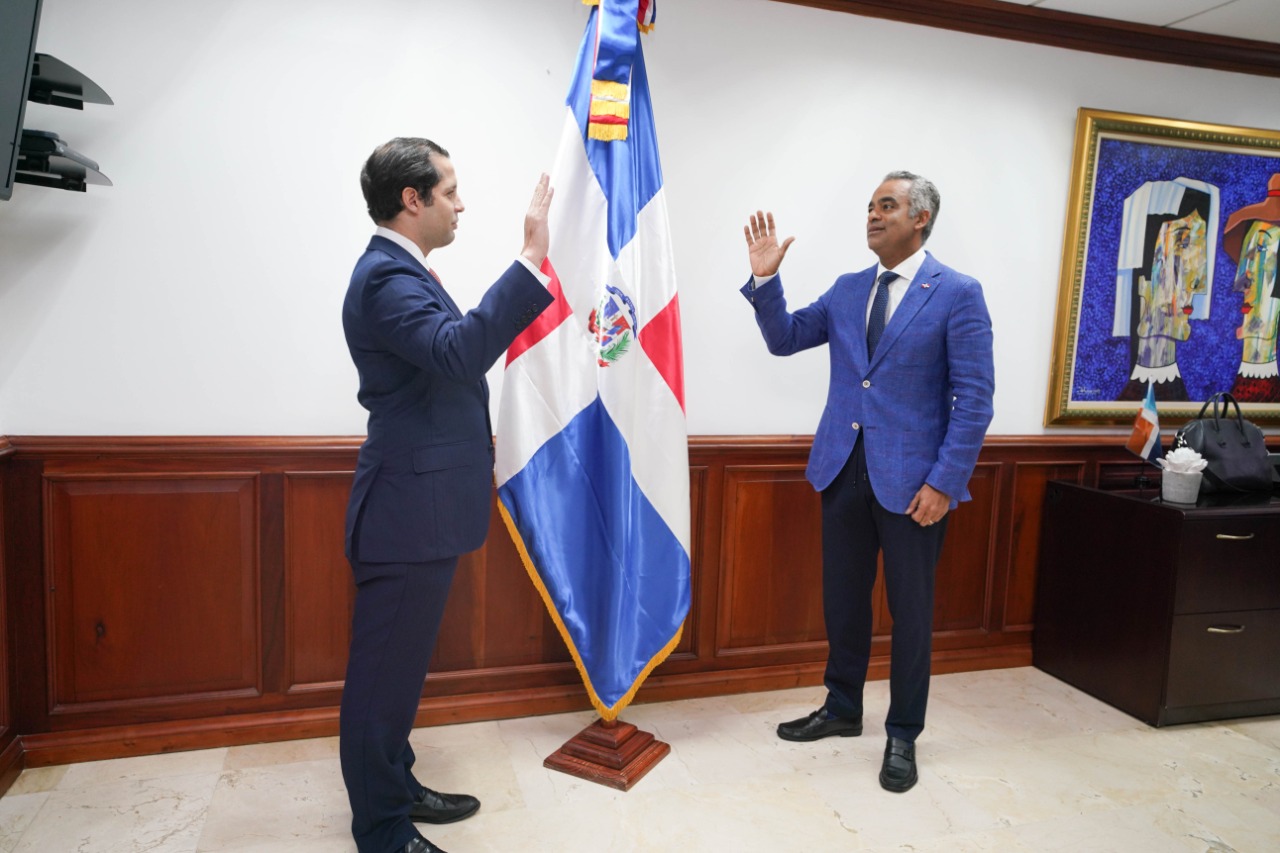 El ministro de la Presidencia, Joel Santos Echavarría, al juramentar al nuevo superintendente del Mercado de Valores de República Dominicana, Ernesto Bournigal Read.