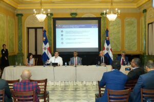 El ministro de la Presidencia, Joel Santos Echavarría, junto al ministro de Hacienda, Jochi Vicente; el ministro de Economía, Planificación y Desarrollo, Pável Isa; la viceministra de Crédito Público, María José Martínez y el viceministro de Presupuesto y Patrimonio, José Rijo Presbot.