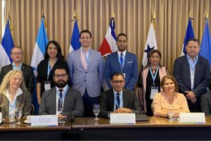 Víctor Hughes, encargado de Formulación y Programación de Inversión Pública de la Dirección General de Inversión Pública del Ministerio de Economía, Planificación y Desarrollo, y Carlos Santos, de Normas y Políticas Tributarias del Ministerio de Hacienda participan en la reunión en San Salvador, El Salvador.