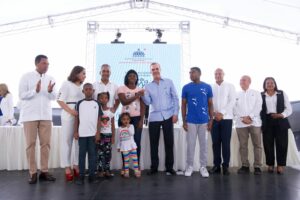 Acto protocolar de entrega de llaves, encabezado por el presidente Luis Abinader y el ministro de la Presidencia, Joel Santos.