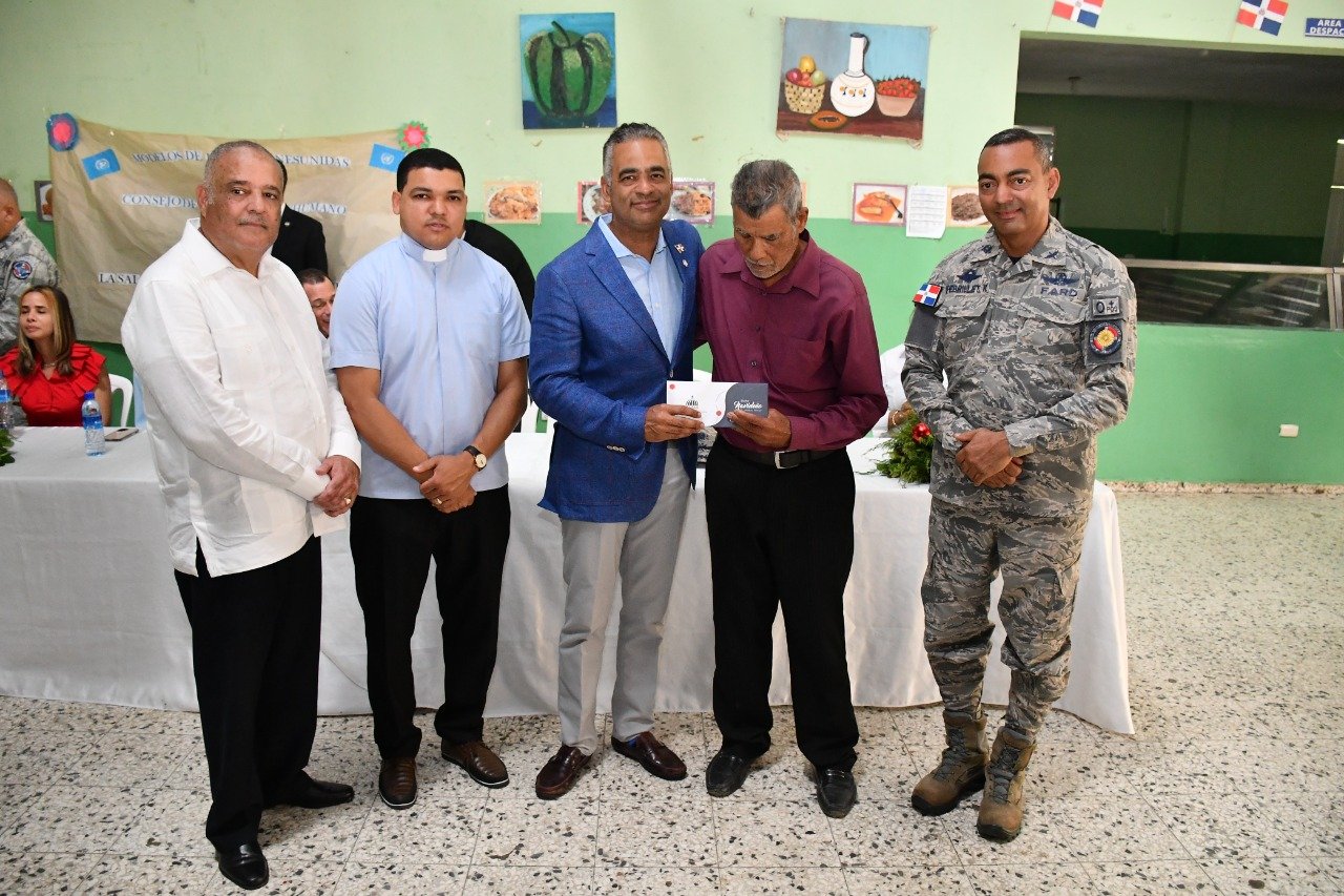 Ministerio de la Presidencia y FARD entregan Bono Navideño en San Isidro y San Luis