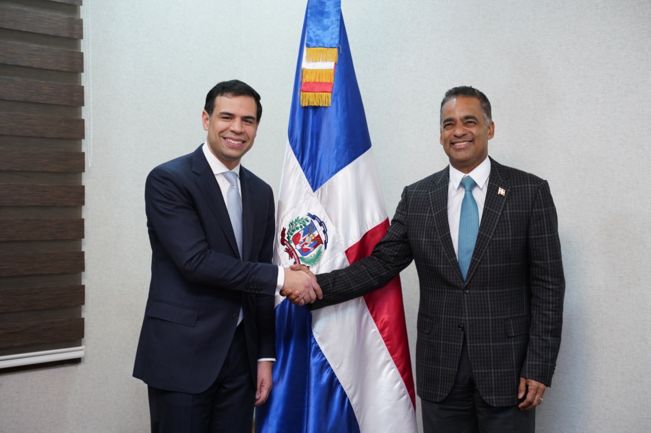 El ministro de la Presidencia, Joel Santos Echavarría, juramenta a Roberto Ángel Salcedo como nuevo director del Propeep.