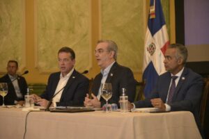 El ministro de la Presidencia, Joel Santos Echavarría junto al presidente de la República, Luis Abinader y el ministro de Industria, Comercio y Mipymes, Ito Bisonó.