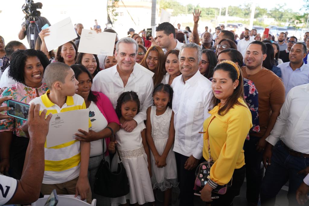 El presidente Luis Abinader, y el ministro de la Presidencia, Joel Santos Echavarria, junto a beneficiarios del Plan Familia Feliz en Higüey.