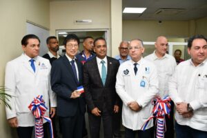 El ministro de la Presidencia, Joel Santos Echavarría, junto al embajador Takagi Masahiro; Daniel Rivera, Mario Lama, Pavel Isa Contreras durante el corte de cinta, tras recibir la donación de tres tomógrafos, en un acto en el Hospital Doctor Vinicio Calventi, en Los Alcarrizos.