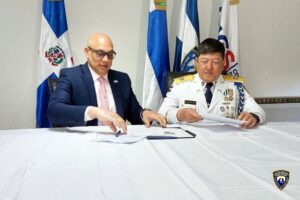 Los directores del CNCS, Juan Gabriel Gautreaux y de Politur, el general Minoru Matsunaga.