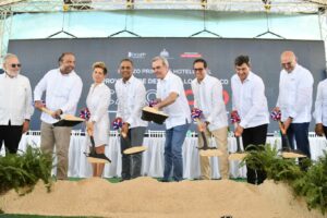 Funcionarios dan primera palada en proyecto Cabo rojo.