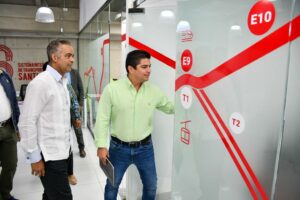 El ministro Joel Santos Echavarría y el director del Fitram, Jhael Isa, mientras recorren las oficinas técnicas de las obras en Santiago.