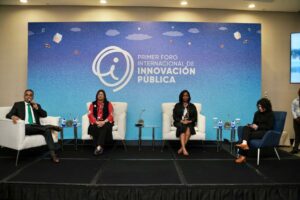 El ministro Joel Santos Echavarría, junto a la viceministra de la Presidencia, Dilia Leticia Jorge Mera y las panelistas en la mesa de Turismo y Sostenibilidad.