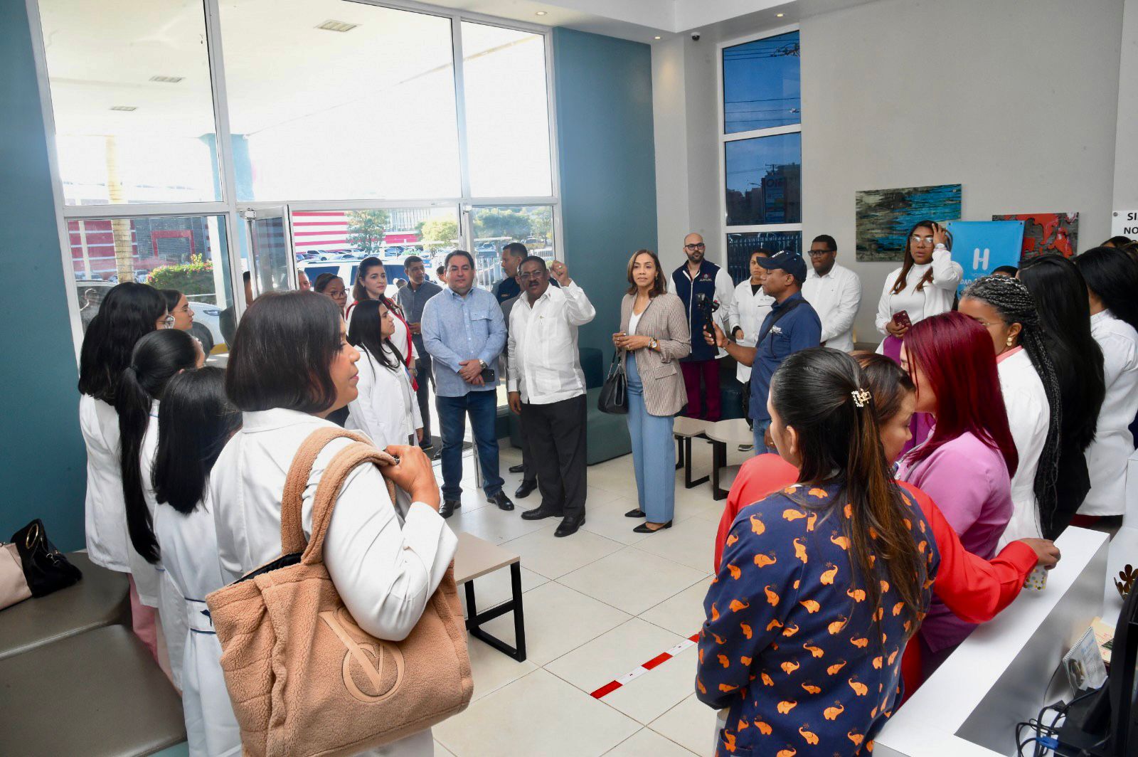 El director del SNS, doctor Mario Lama, también visitó el Centro de Desarrollo para Personas con Discapacidad, acompañado por el doctor Edisson Féliz Féliz, para identificar mejoras y aumentar los servicios que se ofrecen.