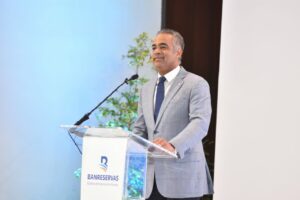 El ministro de la Presidencia, Joel Santos Echavarría al ofrecer su discurso en la apertura del seminario