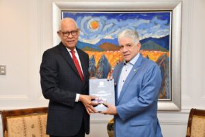 El presidente del Senado, Eduardo Estrella y el viceministro de Monitoreo y Coordinación Gubernamental del Ministerio de la Presidencia (Minpre), José Ramón Holguín.