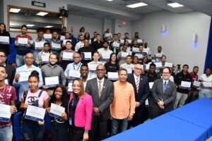 Parte de los estudiantes beneficiados con las becas otorgadas por el CNCS.