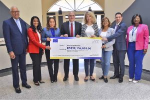 El acto protocolar fue encabezado por el Ministro de Economía, Planificación y Desarrollo, Pável Isa Contreras; la embajadora de la Unión Europea en República Dominicana, Katja Afheldt; la Ministra de la Mujer, Mayra Jiménez; las viceministras Olaya Dotel y Addys Then, de Cooperación Internacional de MEPyD y de Planificación y Desarrollo del Ministerio de la Mujer, respectivamente; Derby de los Santos, del Tesoro, José Holguín, de la Presidencia, y Alexis Cruz, de Análisis Económico y Social, y los directora Sandra Lara, de Cooperación Multilateral, y el director Manuel Robles, de despacho del Ministerio de Economía.