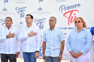 El ministro de la Presidencia, Joel Santos Echavarría, junto al director de Propeep, Roberto Ángel Salcedo; la gobernadora de San Cristóbal, Pura Casilla; el administrador, Rafael Salazar; y el diputado Frank Paulino en la jornada de inclusión social
